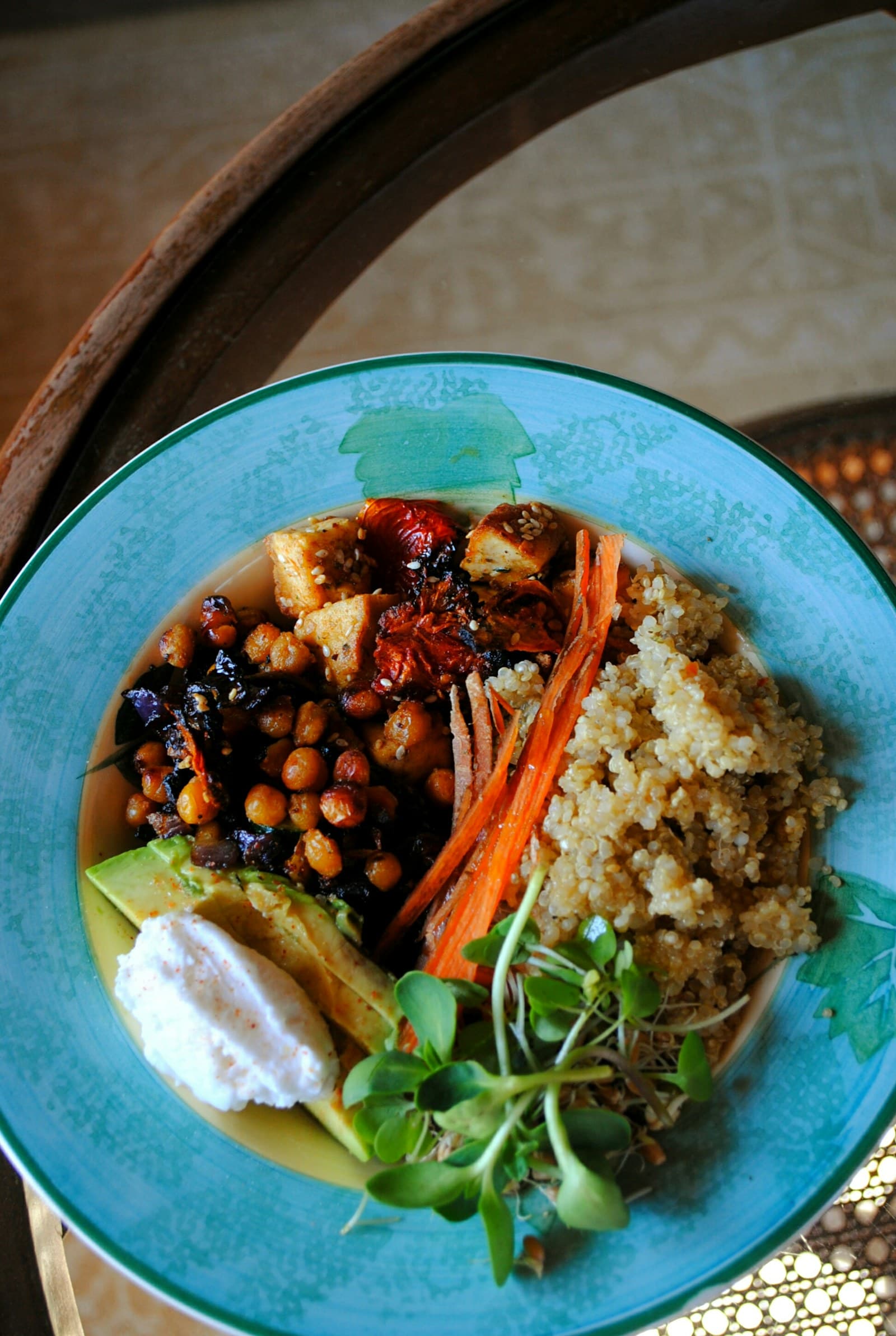 Bol de quinoa con garbanzos asados, tofu, verduras, aguacate y brotes